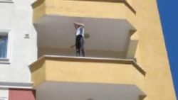 İntihara kalkışan genci polis kurtardı