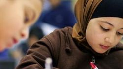 İngiltere'de tesettürlü öğrenciler sorgulanacak