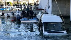 Muğla'da minibüs kanala düştü