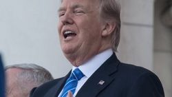 Trump, ulusal marşa sallanarak eşlik etti