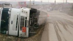 Ankara'da asit yüklü tanker şarampole devrildi