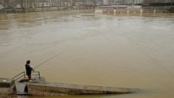 Paris'te şiddetli yağışlar etkili oldu