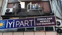 Paralarını alamayınca parti tabelalarını indirdiler