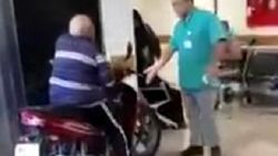 Hatay'da yaşlı adam hastaneye motosikletle girdi