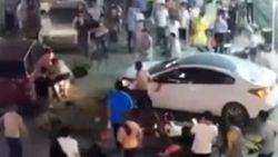 Çin'de araba insanların arasına daldı