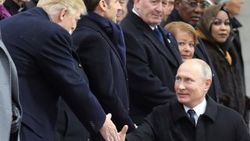 Trump ile Putin Paris'te baş başa görüştü