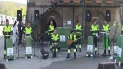 Çöpten orkestra çıkartan işçiler
