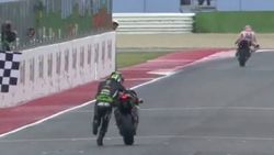 Finish çizgisine koşarak gelen motorcu