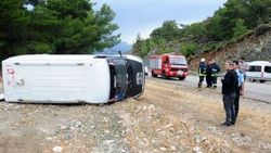 Kemer'de işçi minibüsü devrildi: 5 yaralı