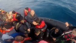 İzmir'de lastik botta 50 kaçak yakalandı