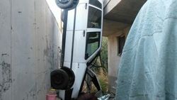 Konya'da otomobil evin bahçesine düştü
