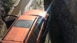 Manisa'da cip dere yatağına uçtu
