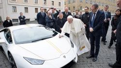 Papa'ya Lamborghini hediye edildi
