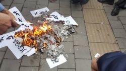 İranlı öğrenciler, Trump'ın kararını protesto etti