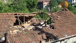 Kocaeli'de otomobil evin çatısına uçtu