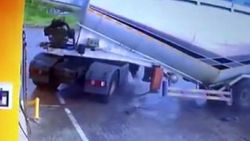 Elazığ'da beton mikseri petrol istasyonuna girdi