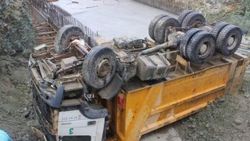 Hafriyat kamyonu, yol yapım alanına yuvarlandı
