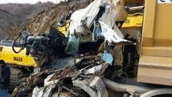 Hafriyat kamyonu, bir başka kamyonun üzerine düştü