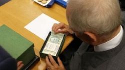Alman maliye bakanına 100 Euro sürprizi