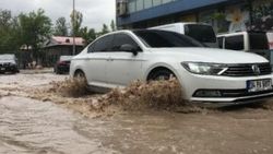 Doğubayazıt’ta şiddetli yağış ve dolu etkili oldu