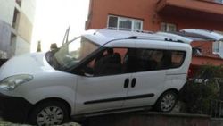 Kocaeli'nde freni boşalan araç evin bahçesine girdi