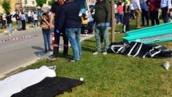 Otomobil refüjde çalışan işçilerin arasına daldı