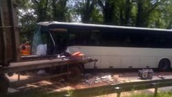Fransa'da otobüs ve kamyon çarpıştı