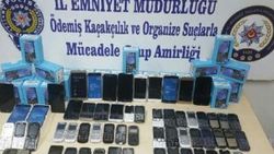 İzmir'de kaçak 89 cep telefonu ele geçirildi