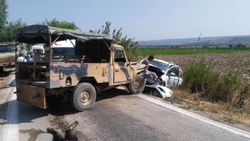 Kaçakları taşıyan otomobil askeri araca çarptı
