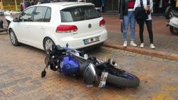 Motosikletle şov yapan genç yayaya çarptı
