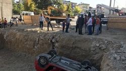 Denizli'de otomobil inşaat temeline yuvarlandı