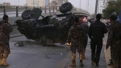Van'da zırhlı polis aracı takla attı