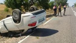 Takla atan otomobildeki anne ve bebeği yaralandı