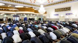 Hollanda'da ibadet saatlerinde cami kapıları kilitlenecek