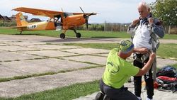 82 yaşında paraşütle atlayan Bosnalı