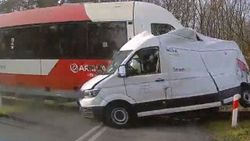 Polonya'da trenin minibüsü biçme anı