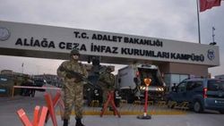 İzmir'deki FETÖ davasından 30 avukat çekildi