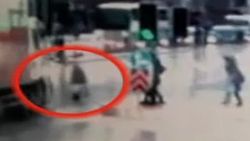 Kırmızı ışıkta geçen yayaya kamyon çarptı