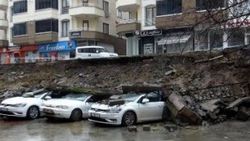 İstinat duvarı otomobillerin üzerine çöktü