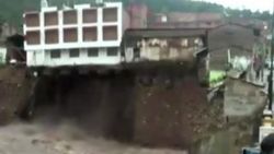 Peru'da şiddetli yağış tarihi oteli yıktı