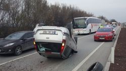 Takla atan araçtan burnu bile kanamadan çıktılar