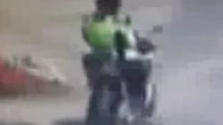 Motosikletli sürücünün polise çarpma anı