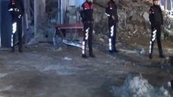 Polis çöken binanın önünde para nöbeti tuttu