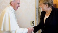 Merkel Papa'yla görüştü