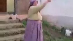Yaşlı kadın silahla çevreye ateş açtı
