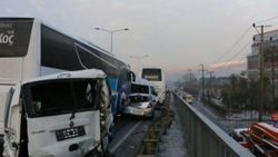 İzmir'de 20 araçlık zincirleme trafik kazası