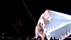 Madonna duvak yüzünden sahnede düşüyordu