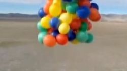 Çılgın paraşütçünün 90 balonla tehlikeli uçuşu İZLE