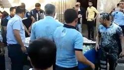 El arabasına el koyan seyyar satıcı zabıtaya lokum attı