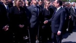 Polis memuru Hollande ve Valls'in elini sıkmadı